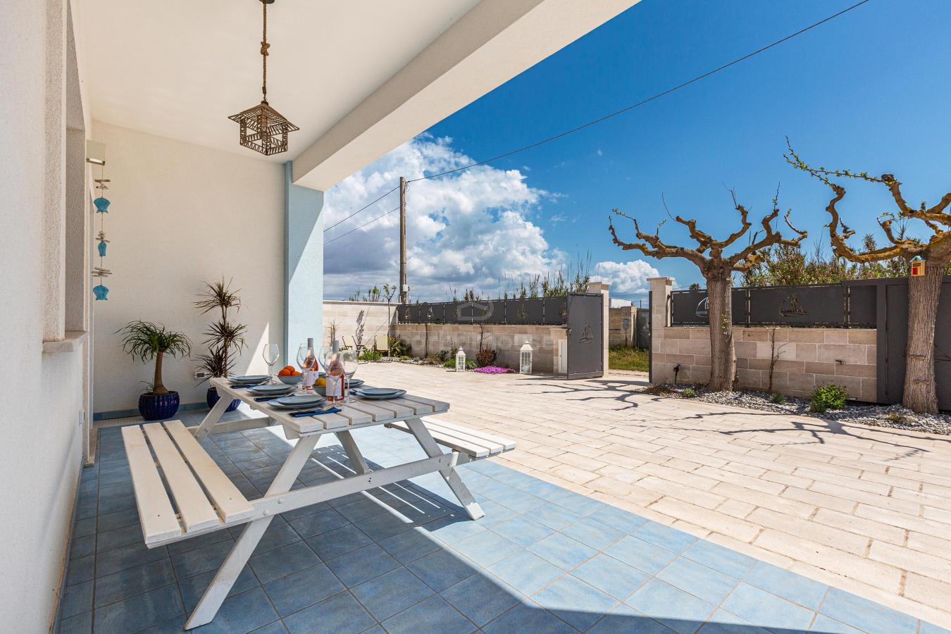 Overdekte veranda met eettafel
